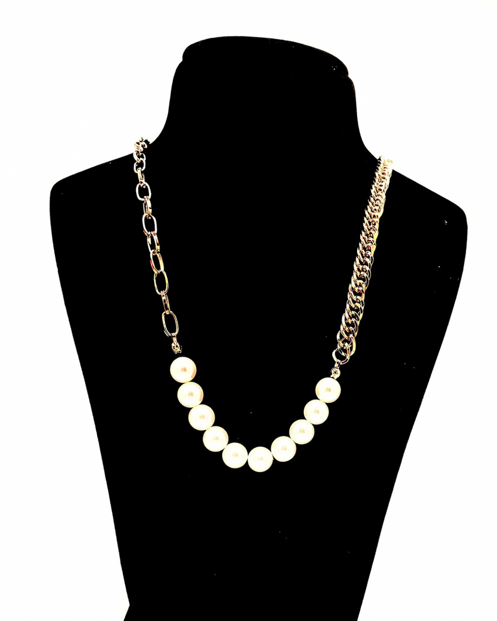 Pearl & Gold Chain Statement Necklace – Modern Elegance