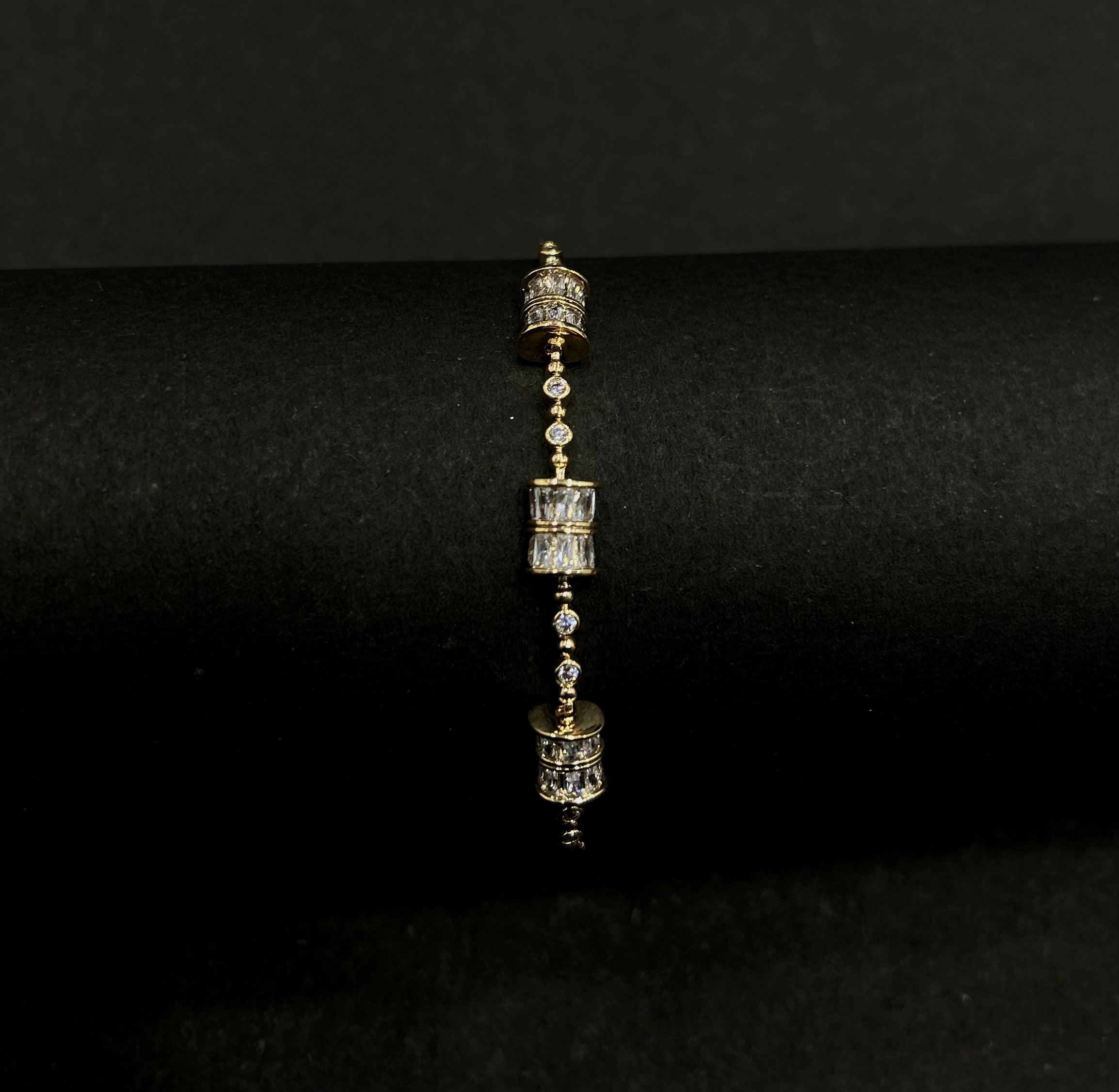 Elegant Gold Bracelet (Adjustable Size)